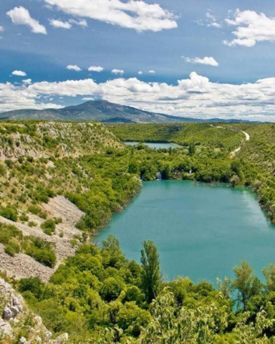 Bedroom For 1, In 100 Y Old Dalmatian House, Under Mountain, 14 Km To Np Krka, 35 Mins Drive To Beach Razvode Εξωτερικό φωτογραφία